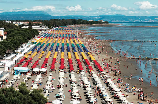 Grado, stabilimenti balneari a città giardino.